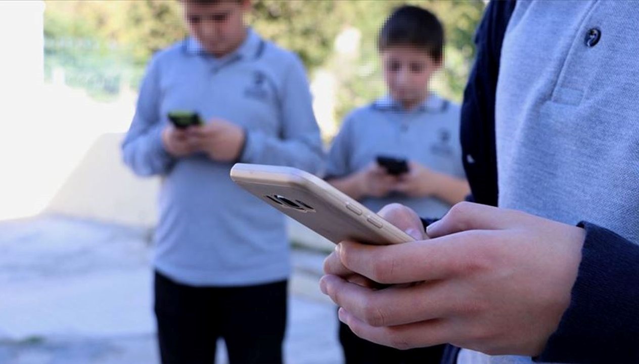İsveç Eğitimde Çığır Açıyor: Akıllı Telefonlara Sınırlama Geldi 71 isvecten ornek karar okullarda akilli cep telefonu yasaklandi PibjHb2Z