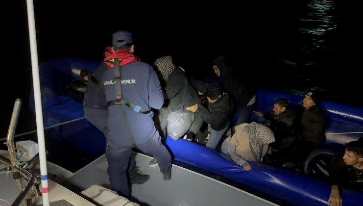 İzmir Açıklarında Umut Yolculuğu Hüsranla Bitti: 19 Düzensiz Göçmen Kurtarıldı 71 izmir aciklarinda 19 sistemsiz gocmen yakalandi GF3PPbeC