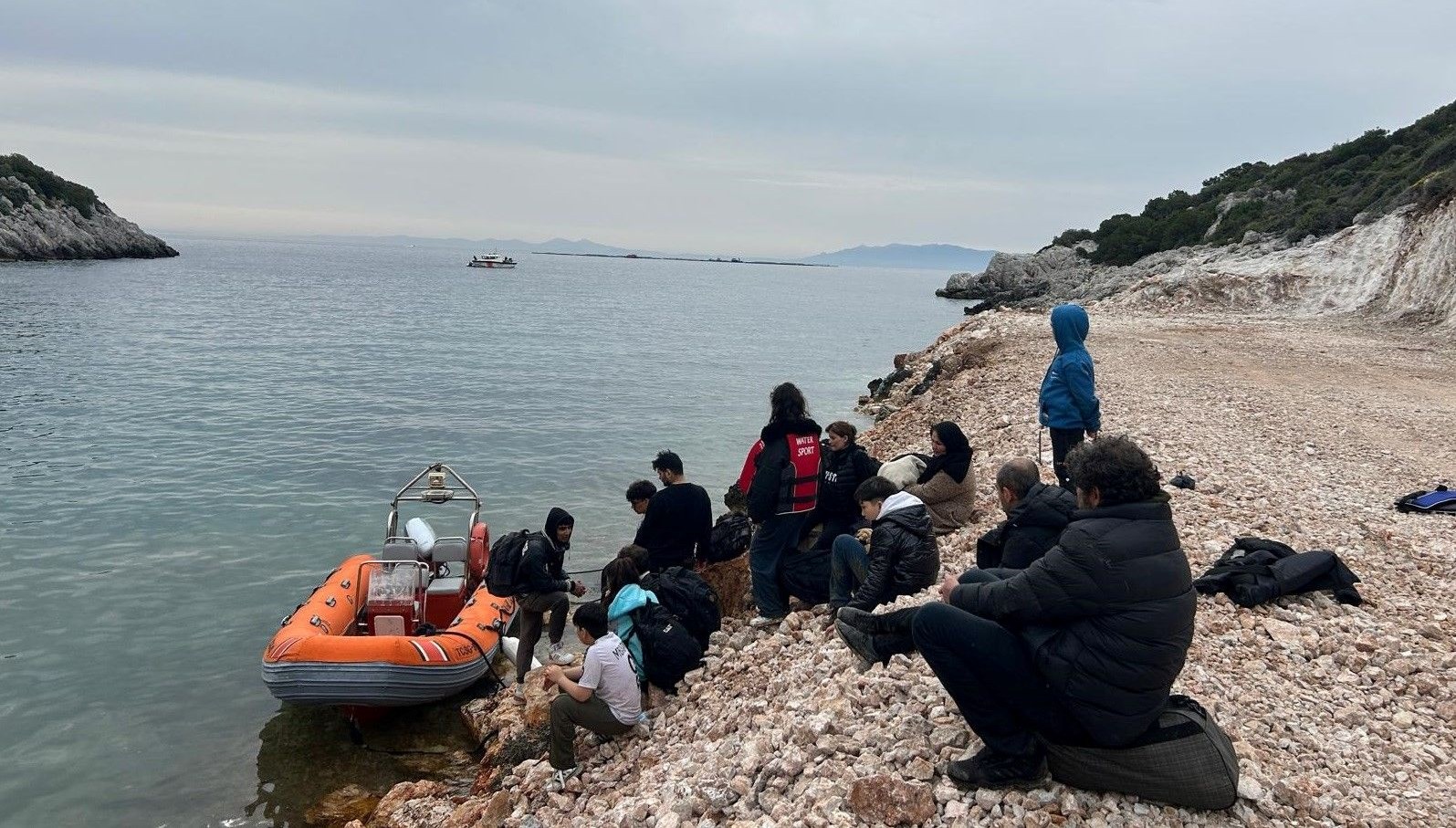 izmirde 24 gocmen ve 1 gocmen kacakcisi yakalandi 9yc14WlD