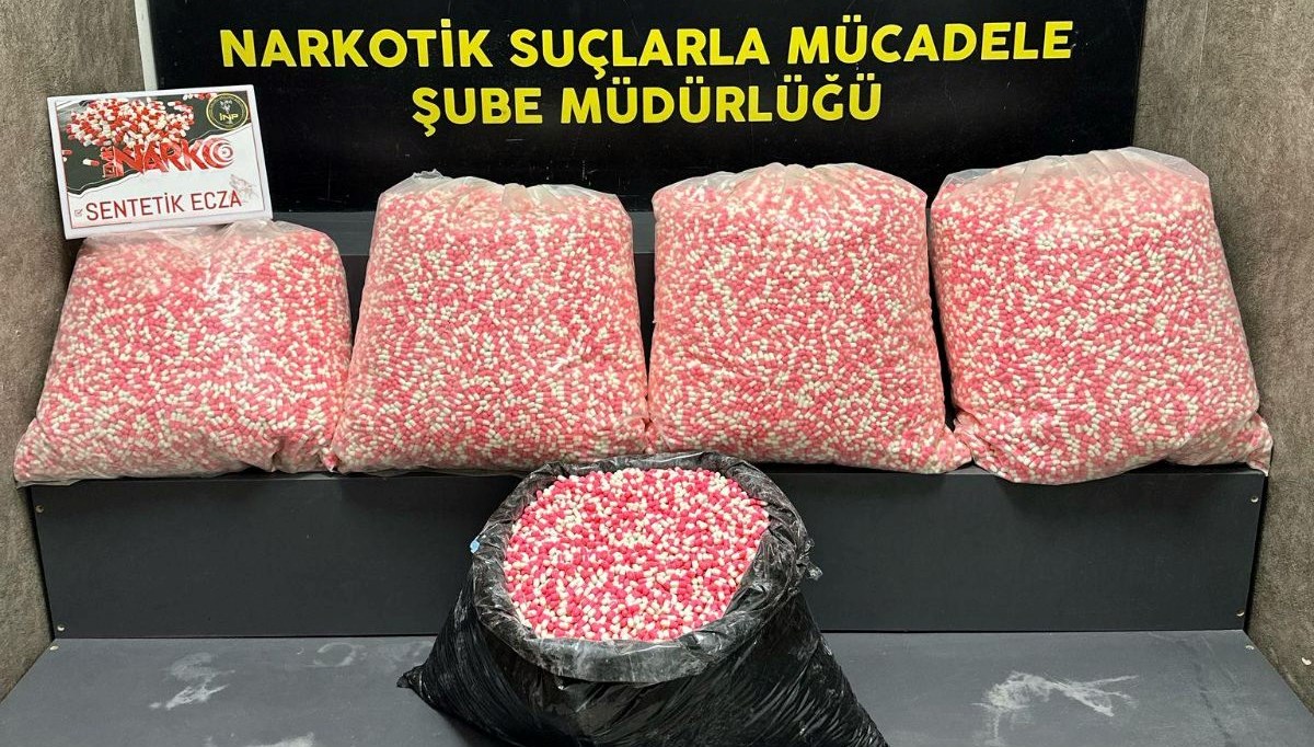 izmirde binlerce sentetik ecza hap ele gecirildi jpOK9UQY