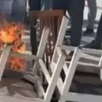 izmirde esnaf kaldirimda masa ve sandalyelerin toplatilmasini protesto etti gnvH8wqG