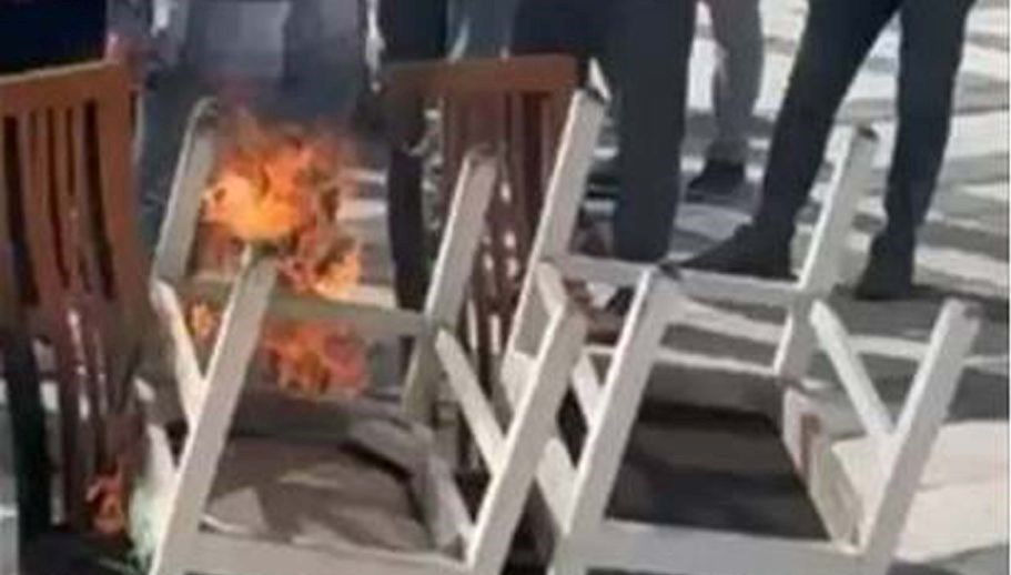 izmirde esnaf kaldirimda masa ve sandalyelerin toplatilmasini protesto etti gnvH8wqG