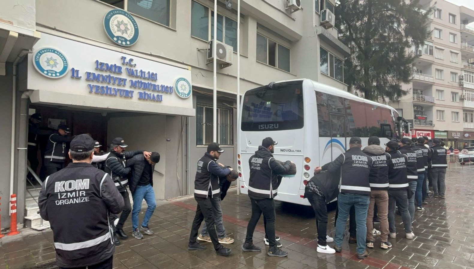 İzmir'de Hataya Geçit Yok: Şafak Operasyonunda 11 Tutuklama 71 izmirde hata orgutune operasyon 11 tutuklama KnPz6tfh