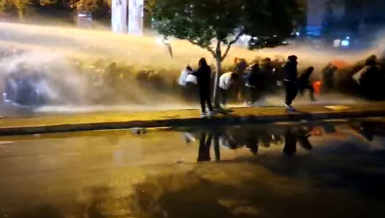 İzmir'de İBB Soruşturması Protestosuna Polis Engeli 71 izmirde ibb sorusturmasini protesto eden kumeye polis mudahalesi FV28zCjA