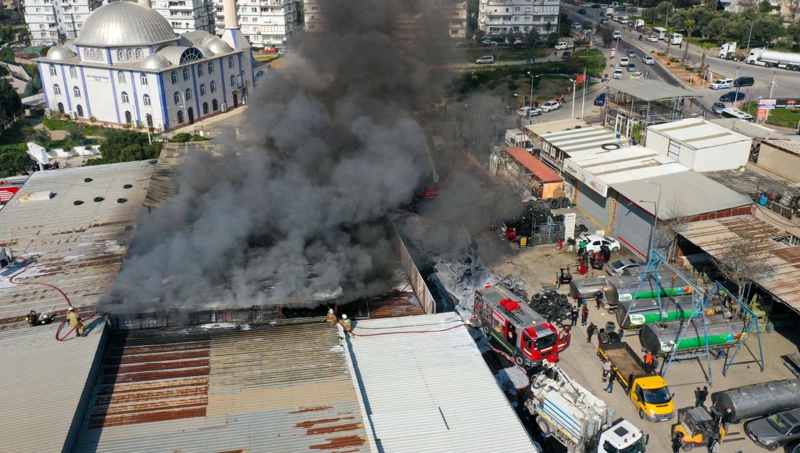 İzmir'de Lastik Kabusu: Alevler Oto Tamirhanesini Sardı 71 izmirde oto lastikcideyangin delWNQXS