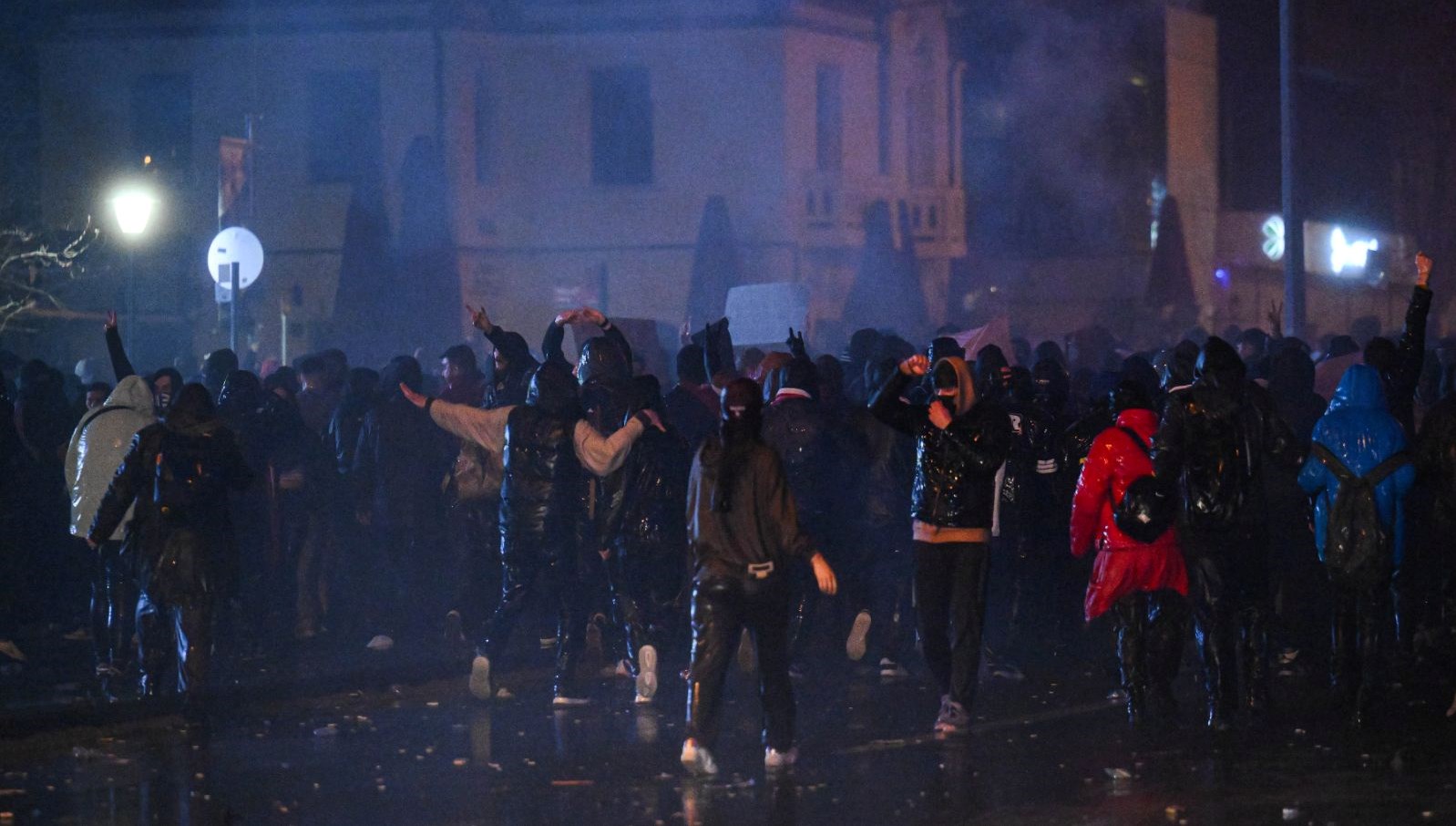 İzmir'de Protesto Ateşi Harlarken Gözler Tutuklama Kararlarında 71 izmirdeki protesto sovlarina tutuklama CVyWS9hS