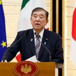 japonya basbakani milletvekillerine armagan ceki dagitti ulke karisti parasini kendim odedim 3gYbu5CW