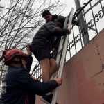 kacan topu almak icin girdikleri okul bahcesinde mahsur kaldilar Kq9IYfDp