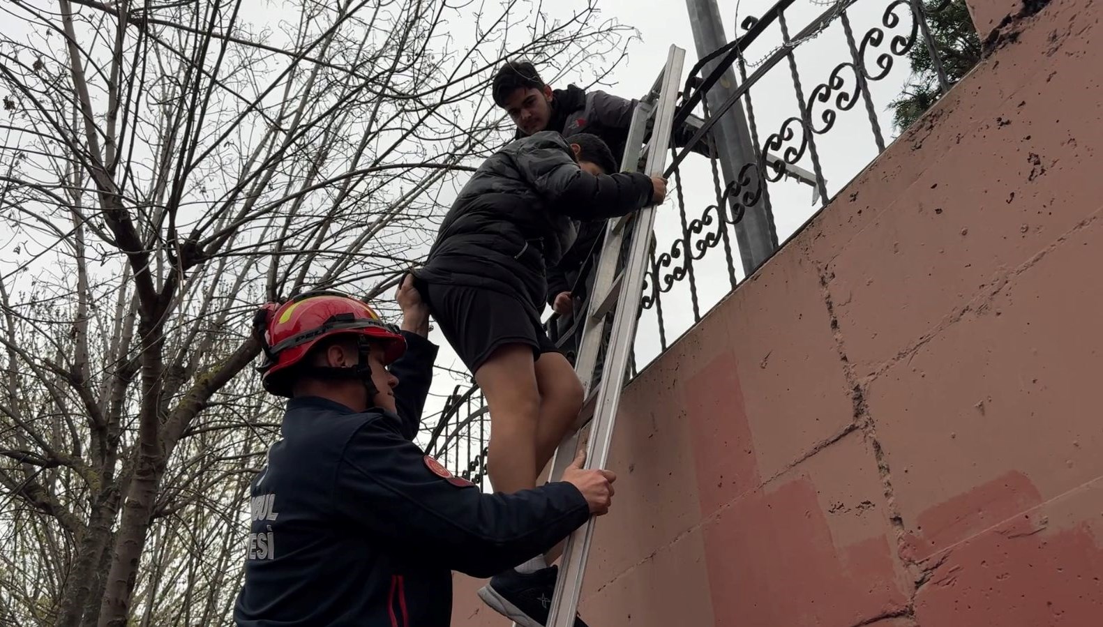 kacan topu almak icin girdikleri okul bahcesinde mahsur kaldilar Kq9IYfDp