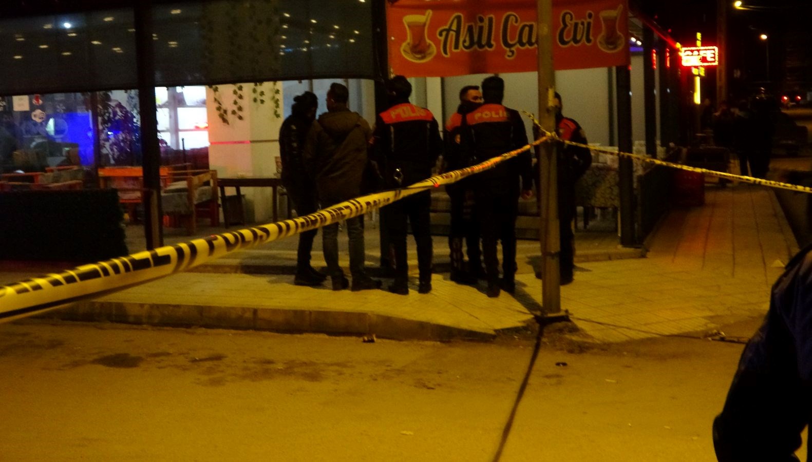 Kahve Dehşeti: Kanlı Hesaplaşmada Ölüm ve Yaralılar 71 kahvehanedeki husumetlisine kursun yagdirdi bir kisi oldu biri agir dort yarali 998GAMSQ