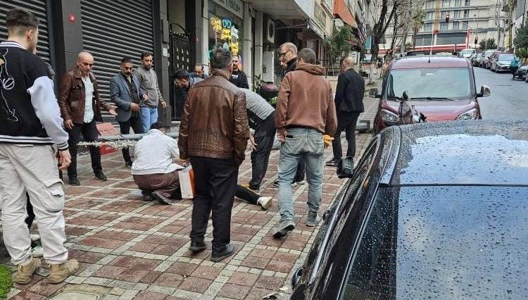 kaldirimda yururken uzerine elektrik diregi devrildi agir yaralandi quS9wjAJ