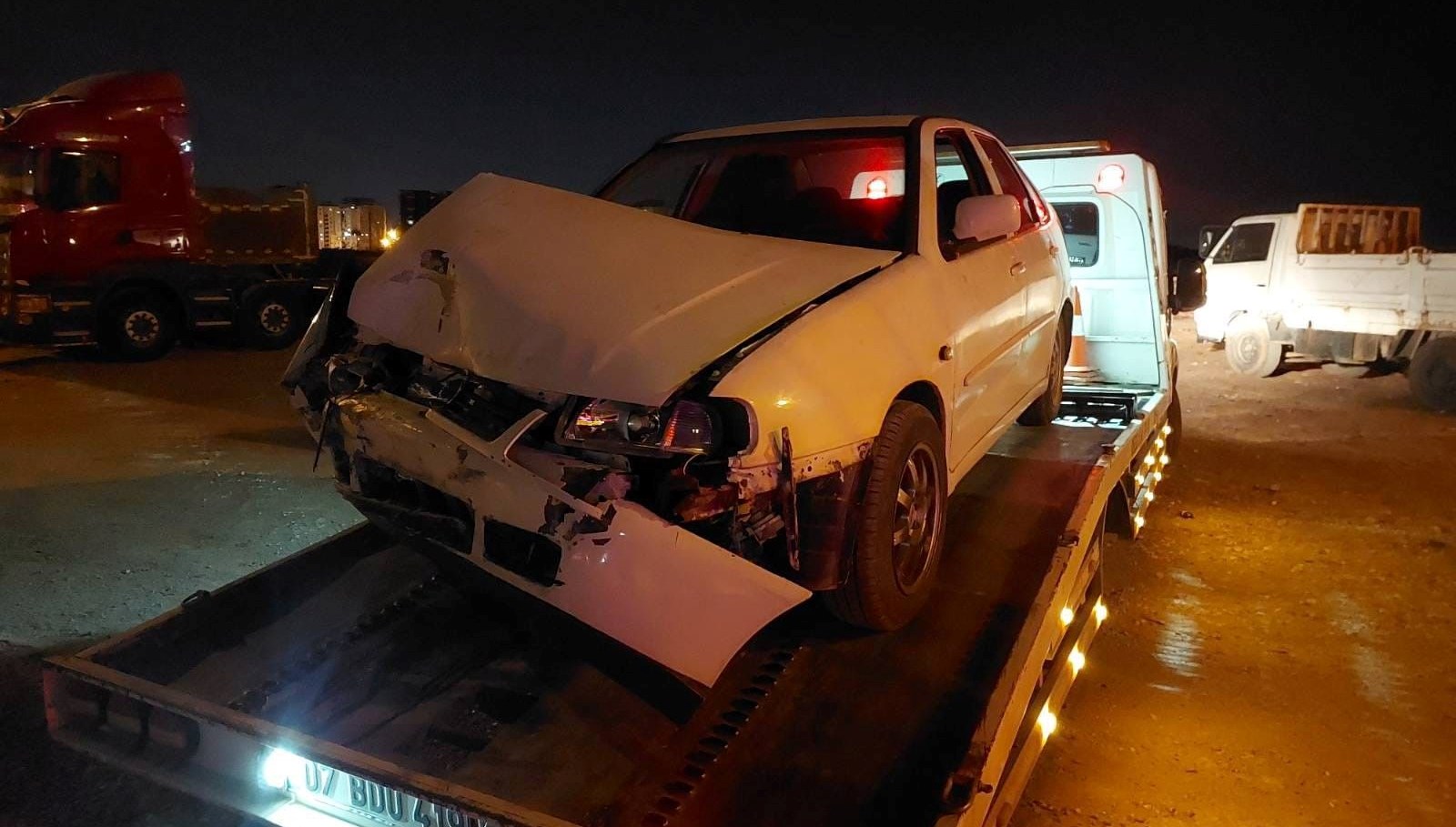 Kaza Alarmı: Kamyonet ve Otomobil Çarpışmasıyla Bir Yaralı! 71 kamyonet ile araba carpistibir yarali EyqBd6qs