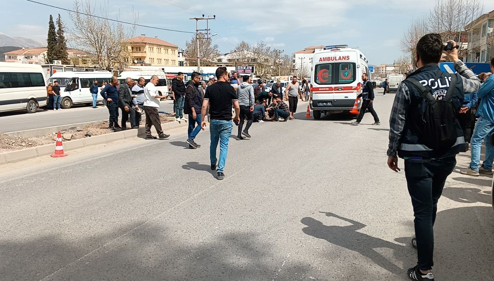 kamyonet kasasindan dusen genc agir yaralandi LMt6AbvR