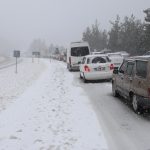 kar bastirdidenizli antalya kara yolunda trafik durma noktasina geldi E1wPq8WO