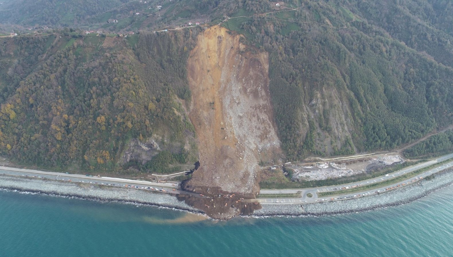 Karadeniz'de Kara Tehlike: Erimeler Heyelanı Çağırıyor! 71 karadenizde eriyen kar tehlikesi bu belirtiler heyelanin habercisi R11sPISV