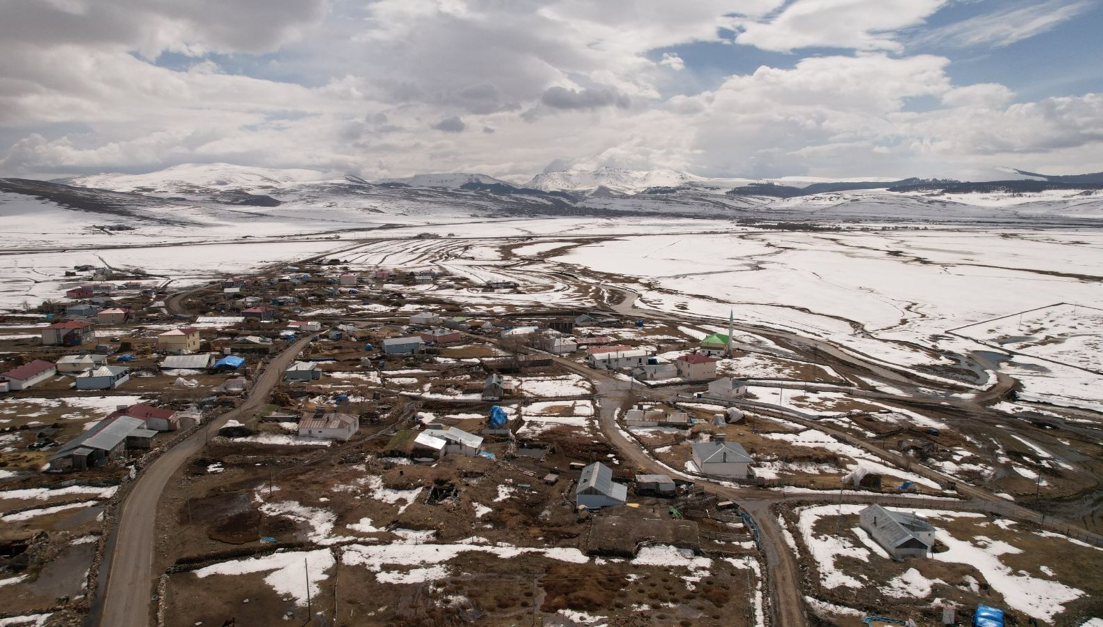 Buz Çözüldü, Nehir Coştu: Kura'nın Kabarışı 71 karlar eridi kura irmagi tasti