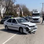 karsidan karsiya gecmek istedi iki sefer araba carpti Fx5pUeTg