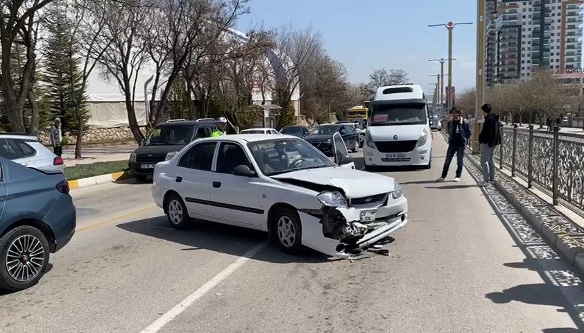 Karşıdan geçme hayali kaza kabusuna dönüştü. 71 karsidan karsiya gecmek istedi iki sefer araba carpti