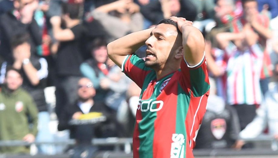 karsiyakada hakan baris kizdirdi Zk7J7GZn