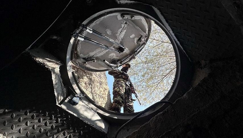 Esad'ın Kardeşinin Sırları: Kasalarla Dolu Tüneller Suriye'de Ortaya Çıkarıldı 71 kasalarla dolu tuneller kilitli zirhli kapilar esadin kardesinin suriyedeki gizemli odalari bulundu 4khnHjOT