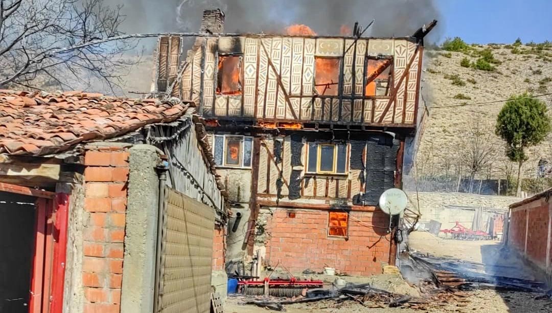 kastamonuda yangin iki konut kule dondu