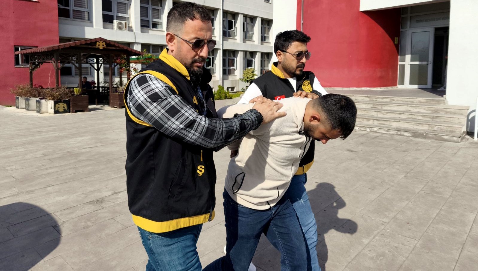 Arkadaş Cinayeti: 3 Bin Liralık Vahşet 71 katil arkadasi cikti 3 bin lira icin oldurdu TyezHcgk