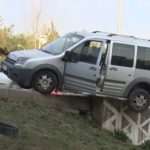 kaza yapan arac koprude asili kaldi wFNNHHsH