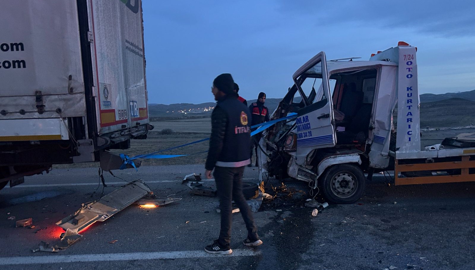 Yardım Eli Felaketi Getirdi: Zincirleme Kazada Acı Tablo 71 kazaya yardim icin durdu arttan gelen alimli carpti biri agir uc yarali vkI13H8I