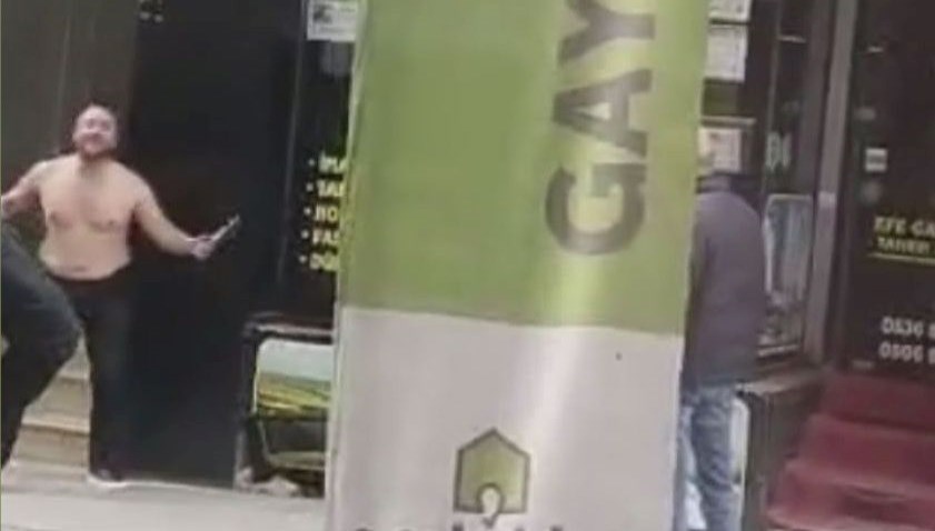 kesici aletle sokak ortasinda kendine ziyan vermeye kalkti tg9d4FLB