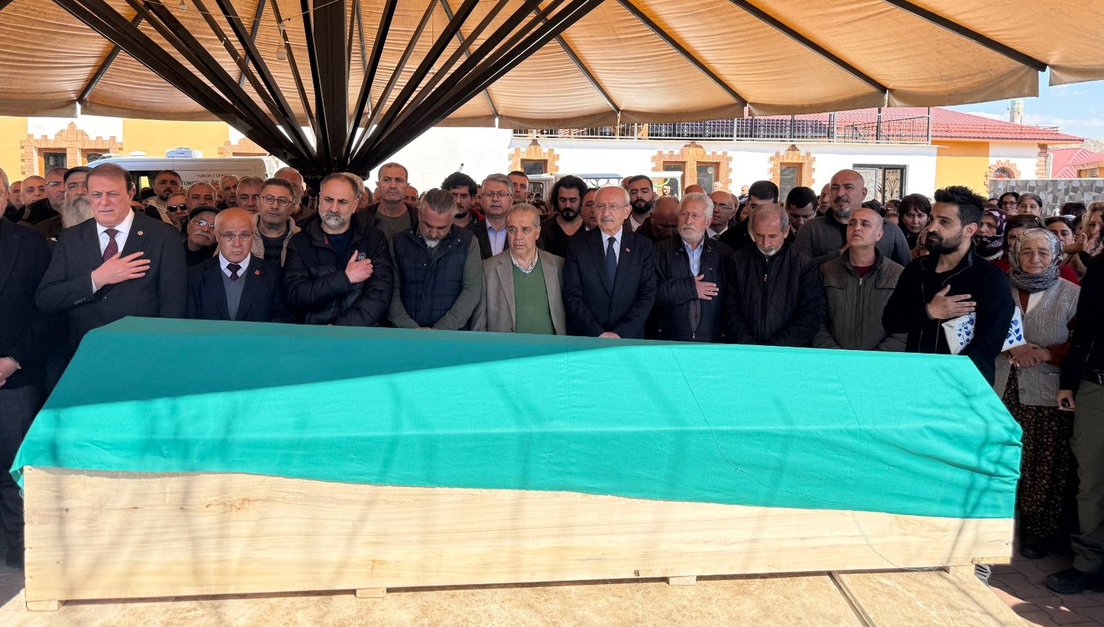 Kılıçdaroğlu Ailesi Acı Günü: Kuzeni Son Yolculuğuna Uğurlandı 71 kilicdaroglu kuzeninin cenaze merasimine katildi JzJnZk5U