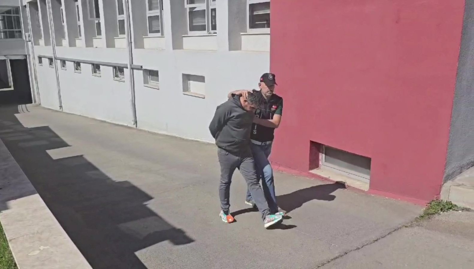 "İçiciyim" Dedi Ama Yakalanan Hammadde Kilolarca Uyuşturucuya Yetecek Cinstendi 71 kilolarca uyusturucu yapacak hammaddeyle yakalandi iciciyim dedi h61HXwwv