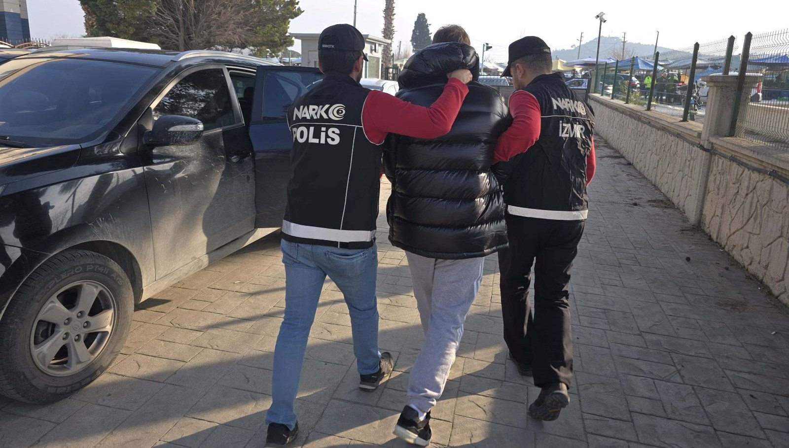 kirmizi bultenle araniyordu izmirde yakalandi V5KyMKCr