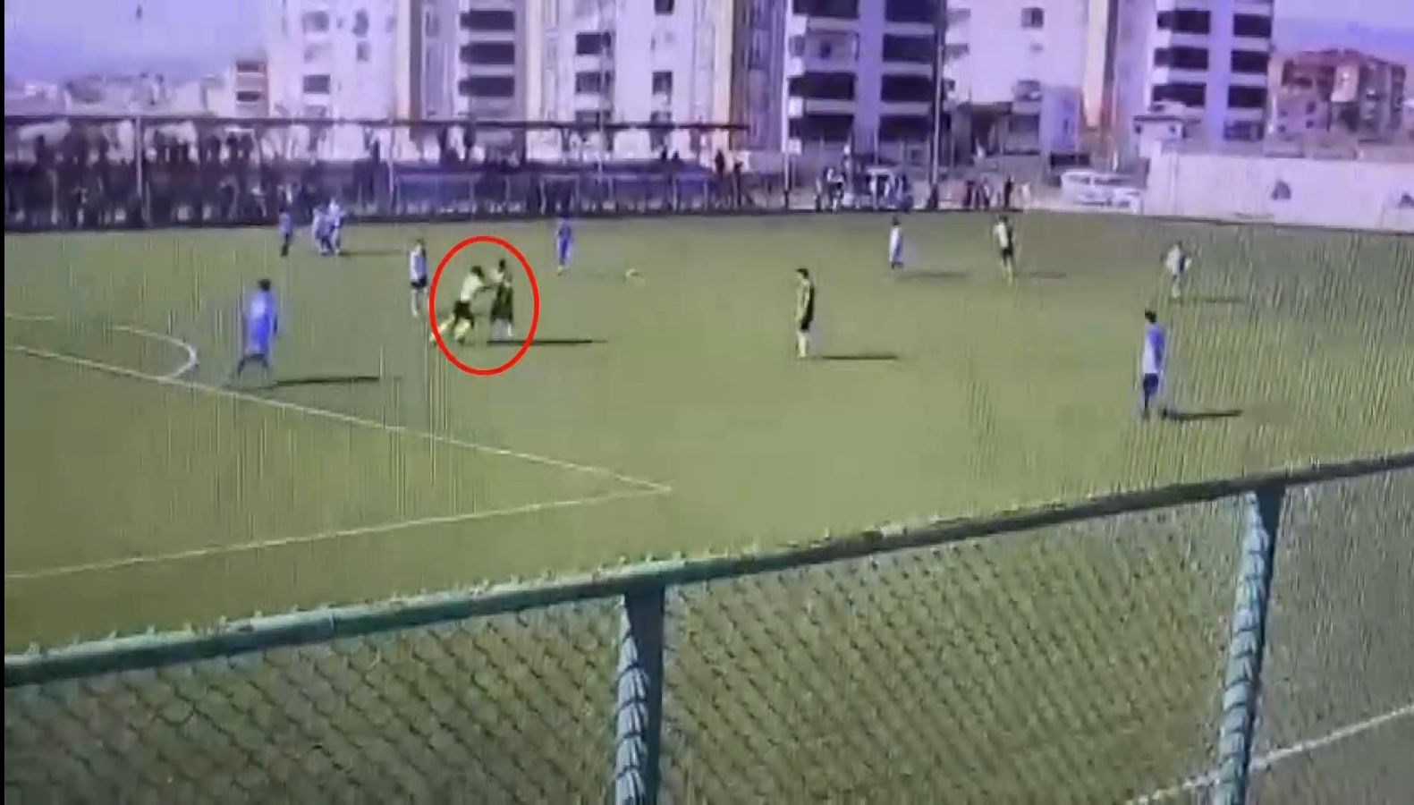 kirmizi kart gordu hakeme yumruk atti lZ75HkBy