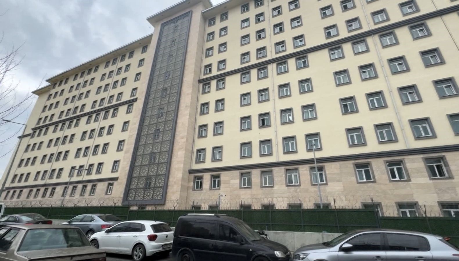 kiz ogrenci yurdunda akilalmaz olay takip etti yurda girip tek tek odalarda aradi