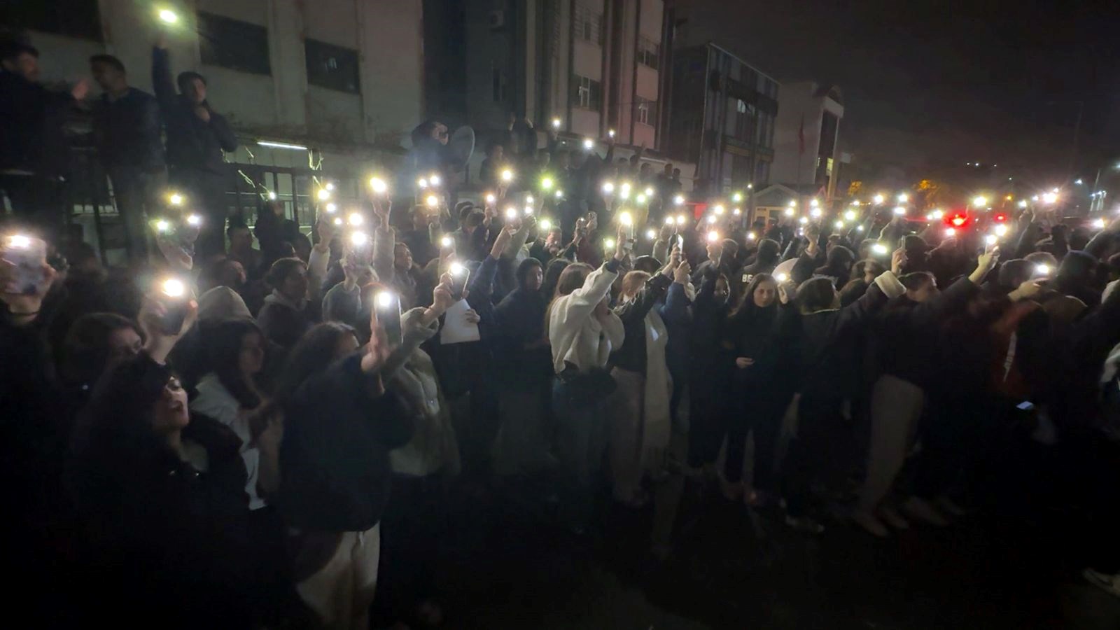 kiz yurduna girip oda oda gezdi ogrencilerden protesto mW3Iphli