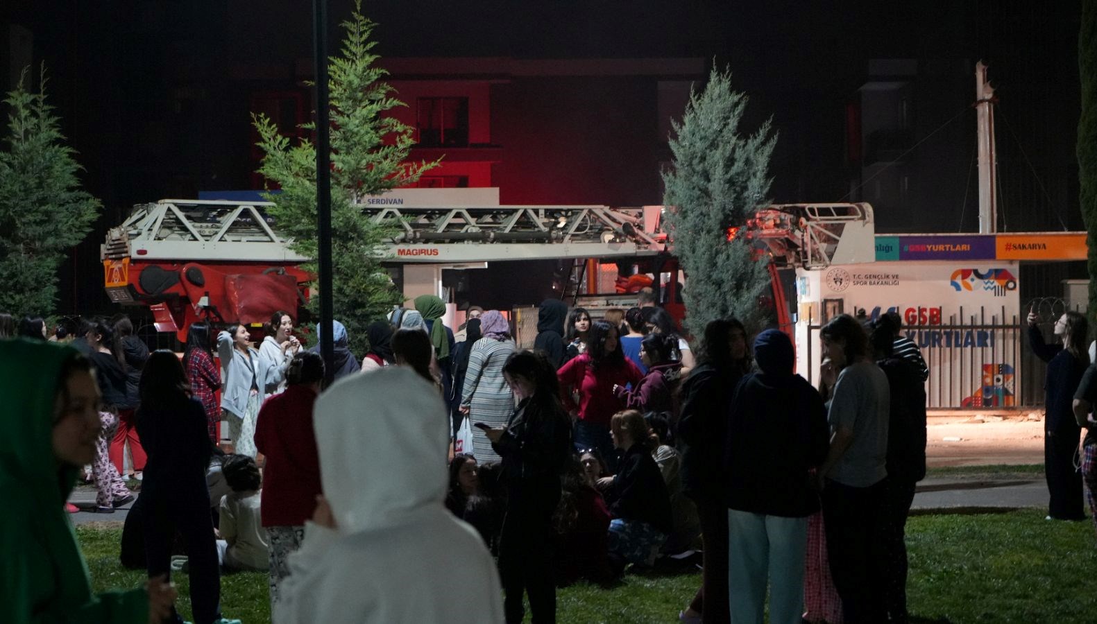 kiz yurdunda yangin panigi yagmurlama sistemi alevleri durdurdu SRm2JjUM