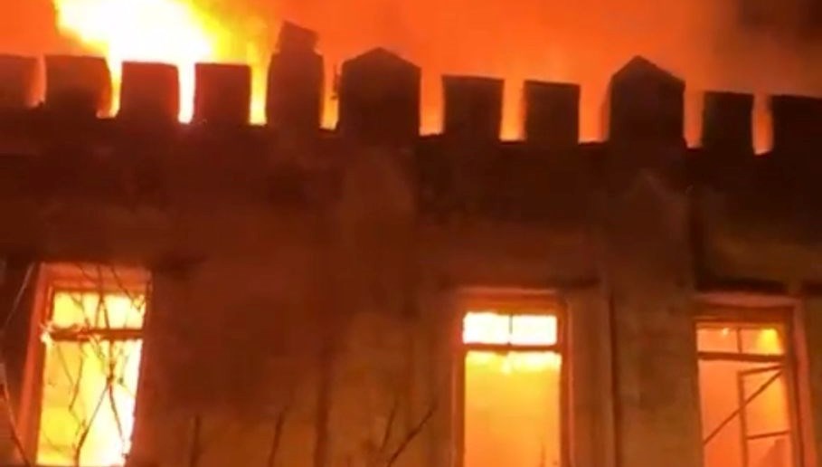 Tarihi Karakol, Video Uğruna Alevlere Mi Teslim Oldu? 71 klip cekerken tarihi topcu karakolunu yaktilar rha7unp5