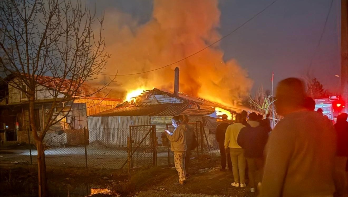 komsularini olduren babave oglunun konutunda yangin RUZw1tqv
