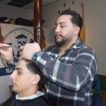 konservatuvar mezunu berber muzik soyleyerek tiras ediyor HWY8QL7M