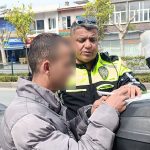 kontrole takilinca ehliyetimi meskende unuttum dedi olmadigi ortaya cikinca da kardesimin var dedi hkMI6QWA