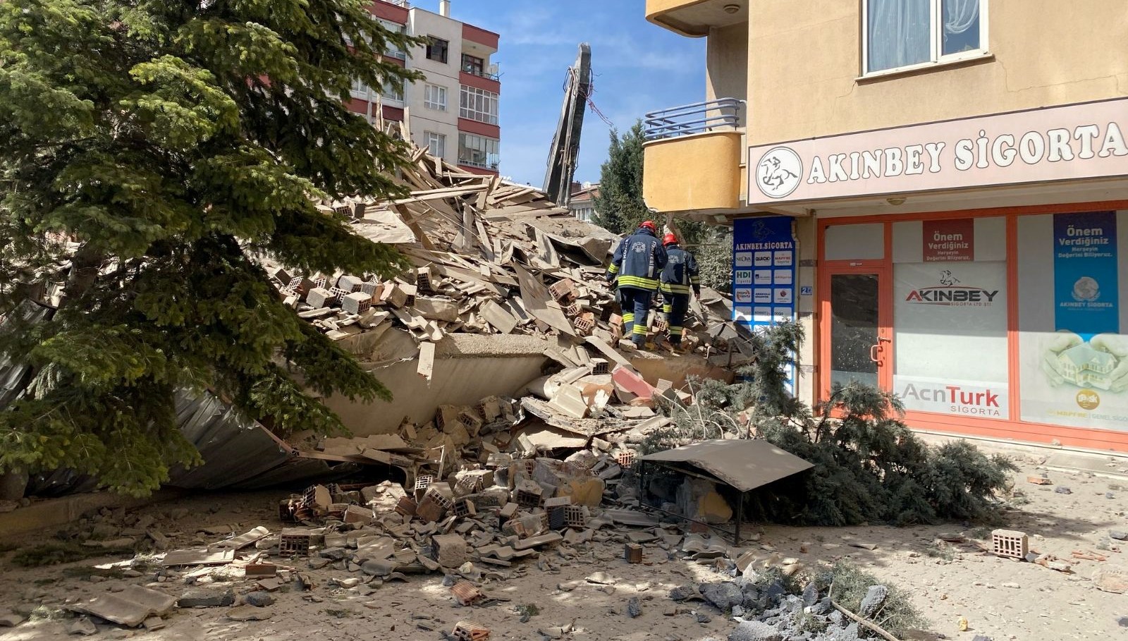 konyada yikim evresindeki 6 katli bina coktu