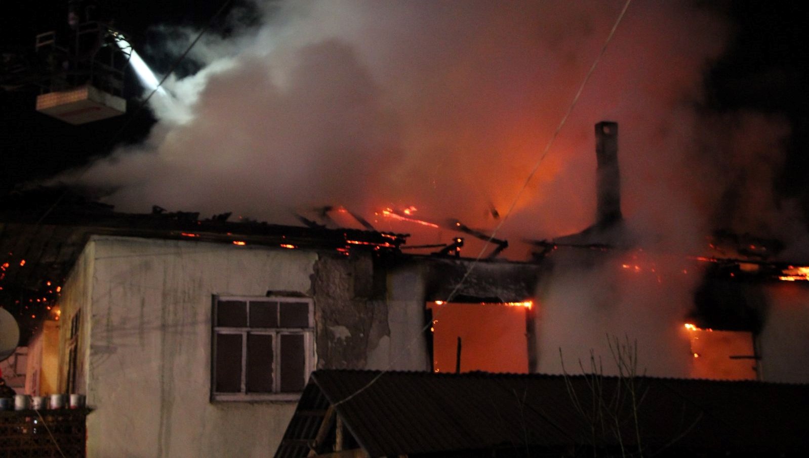 korkutan yangin mesken alev topuna dondu 3qZrwW37