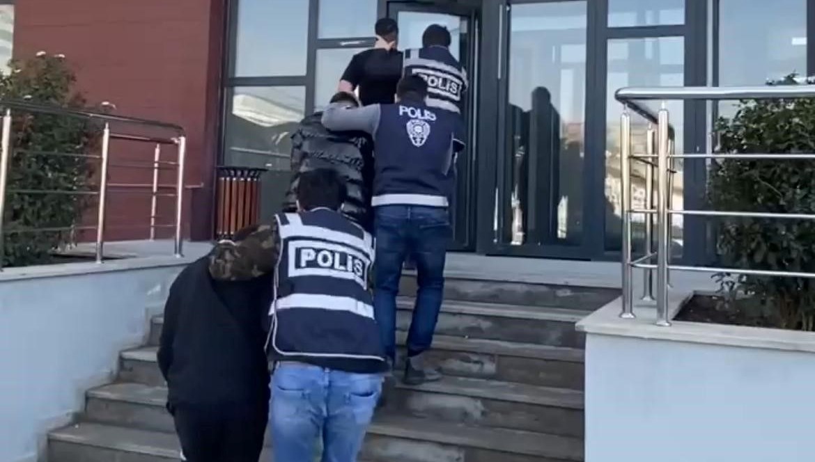 Korsan Taksi Dehşeti: Gasp Kabusu 71 korsan taksi cagirip gasp ettiler KGT9kvrp