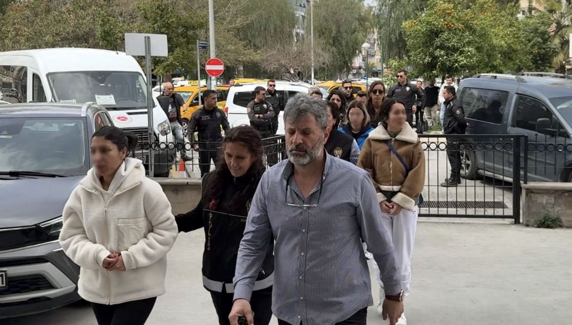 kurye uzere evinegirdiler tapu mudurune uygunsuz fotograflarla santaj