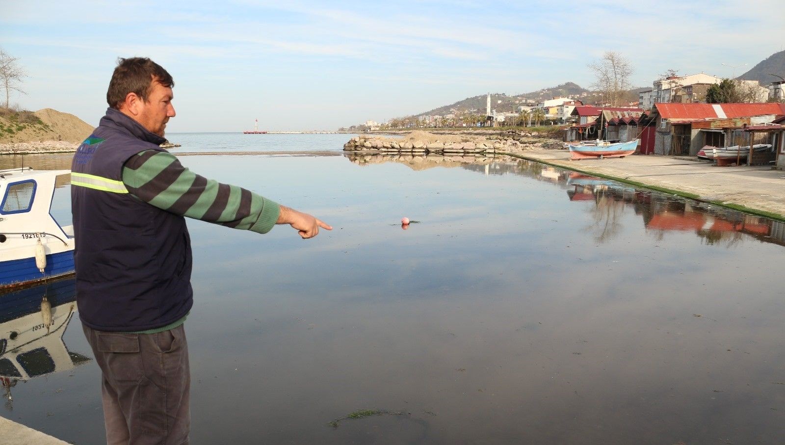 Balıkçıların Kabusu: Kum Dolu Liman, Denizle Bağlantıyı Kesti 71 liman girisi kumla dolunca balikcilar mahsur kaldi bir aydir denize cikamiyoruz wb1lueIA