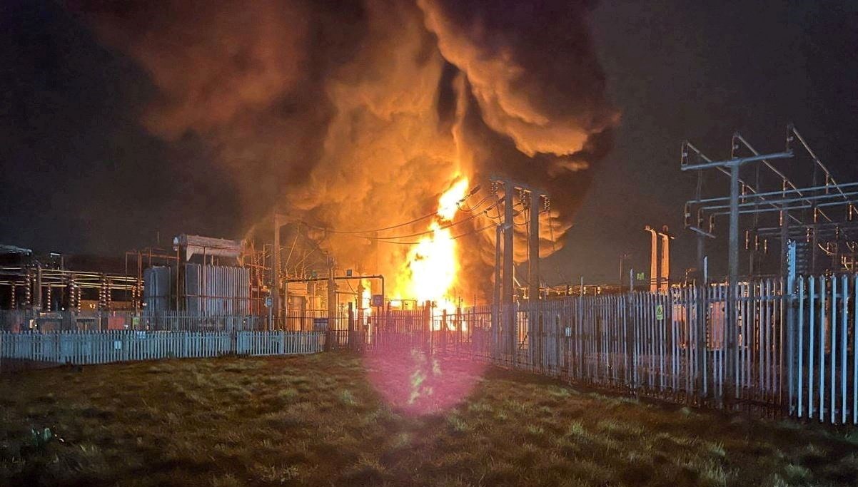 londra havalimanindatrafo yangini butun ucuslar iptal edildiheathrow karanligagomuldu ElHGAPVq