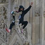 londrada protesto filistin bayragiyla big ben kulesine tirmandi rMlLVP2x