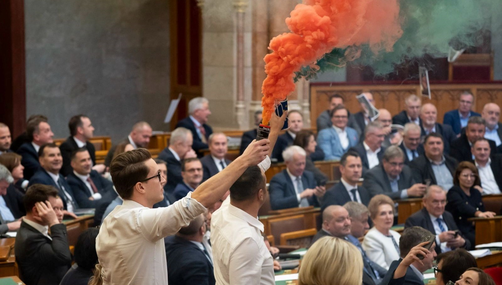 macaristan parlamentosunda renkli protesto wCGXJIMf