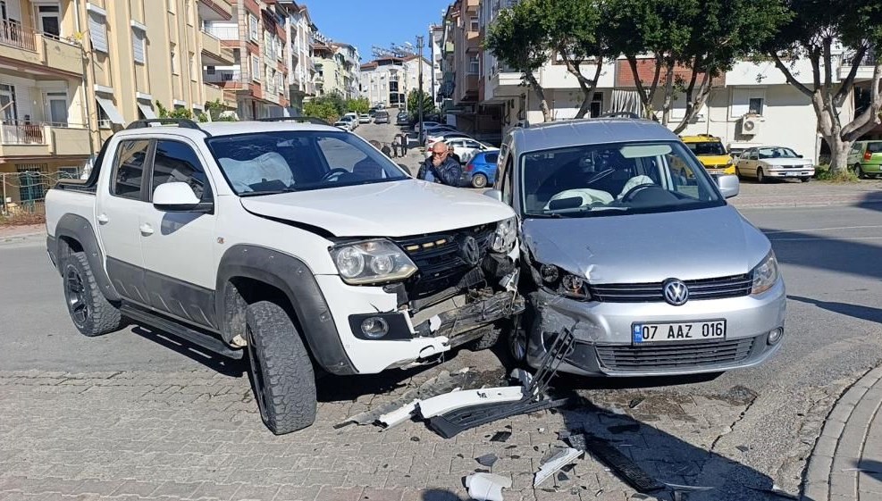 Manavgat'ta trafik kazası: 3 yaralı 71 manavgatta trafik kazasi 3 yarali av94AstO