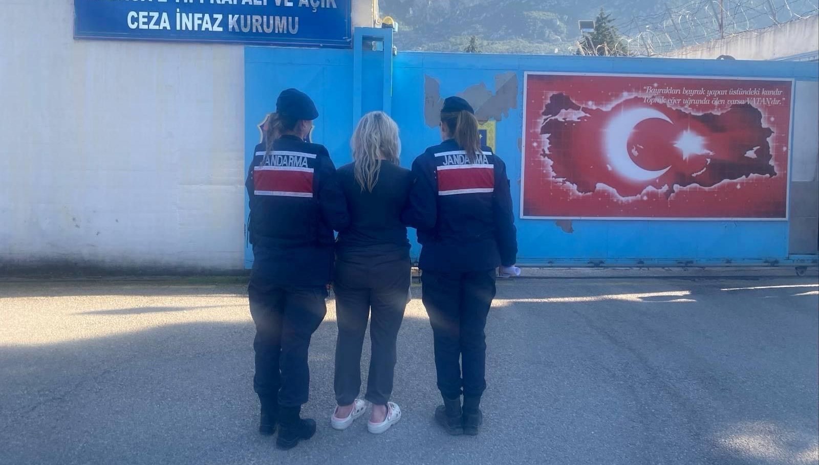 manisada uyusturucu operasyonu meskeninde uyusturucuyla yakalanan bayan tutuklandi C2w2hY2n